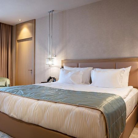 Karavansaray Turkistan Harbour Hotel -Flying Theatre Access Exterior foto A bedroom at the hotel