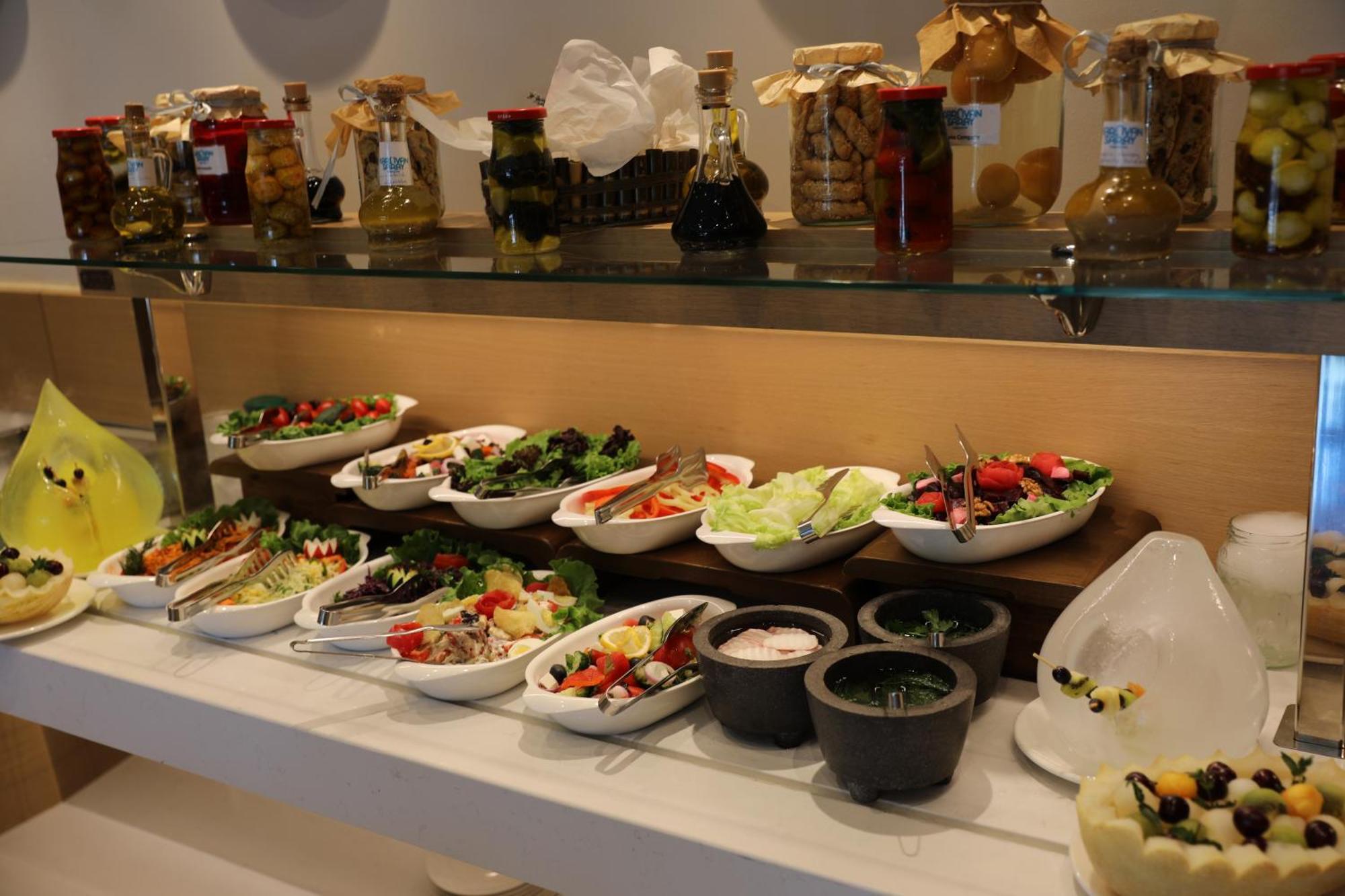 Karavansaray Turkistan Harbour Hotel -Flying Theatre Access Exterior foto A salad bar