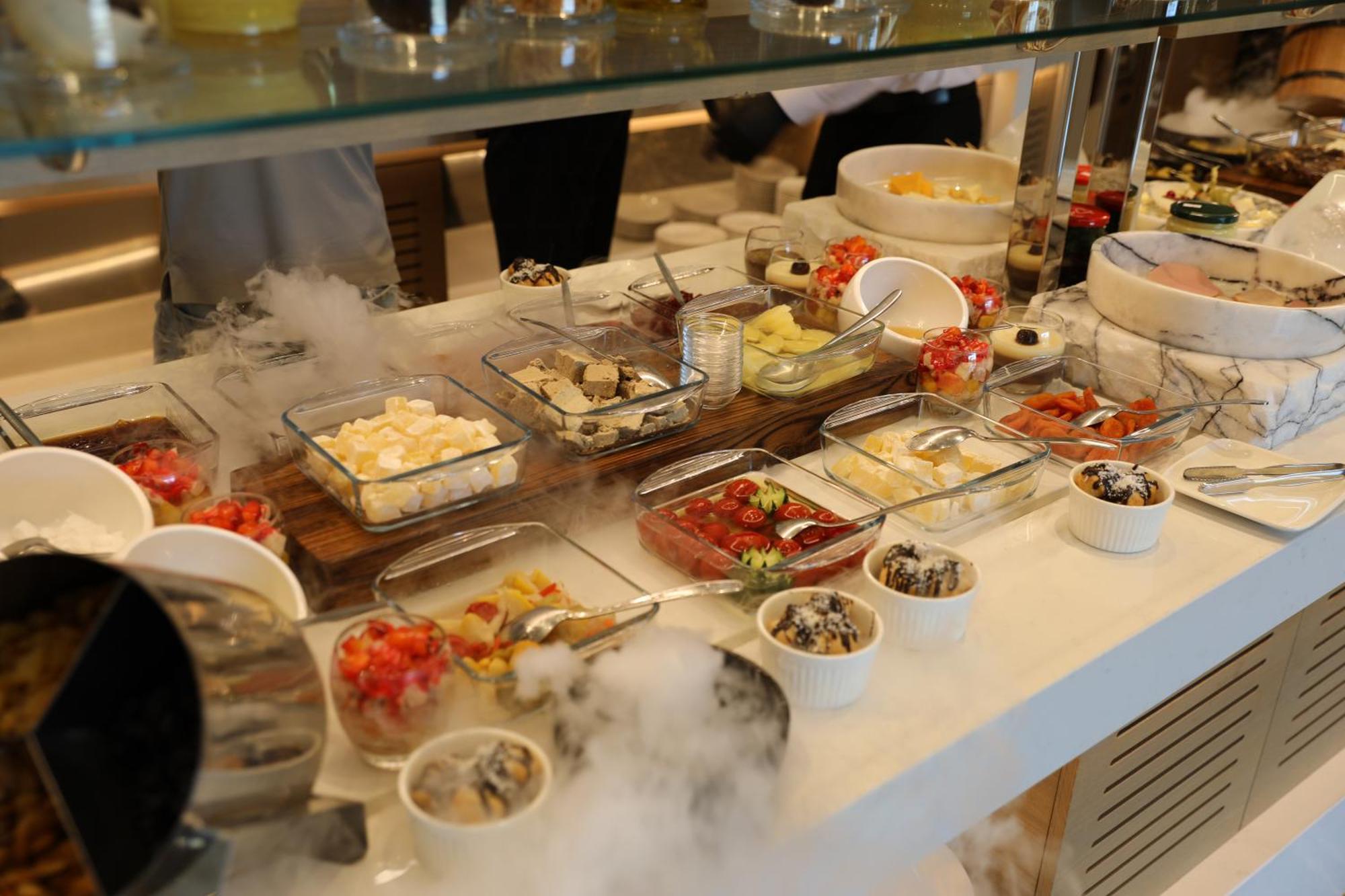 Karavansaray Turkistan Harbour Hotel -Flying Theatre Access Exterior foto A dessert buffet