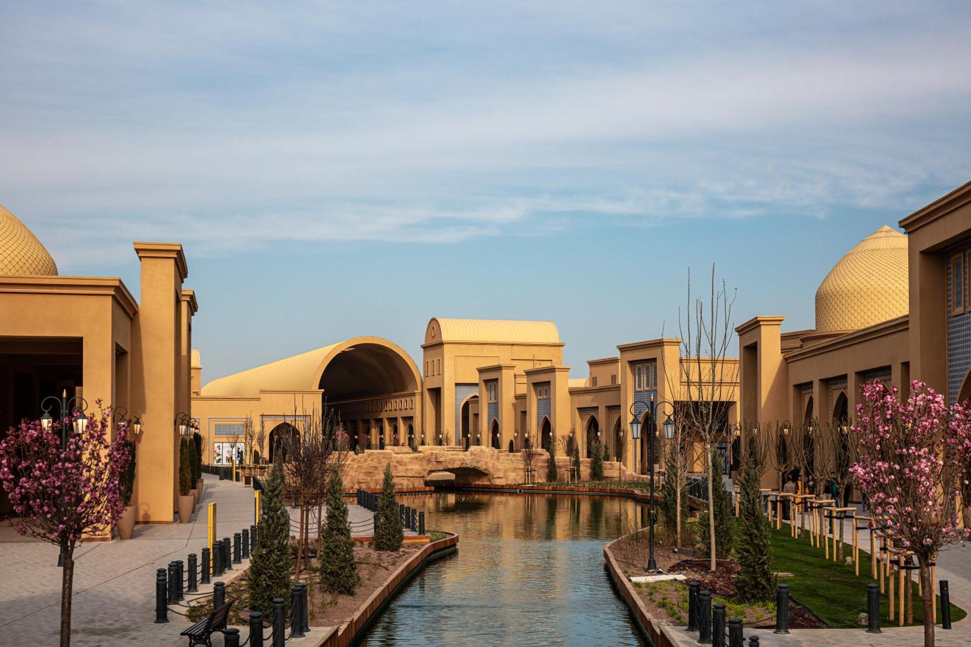Karavansaray Turkistan Harbour Hotel -Flying Theatre Access Exterior foto The Village at Grand Prairie