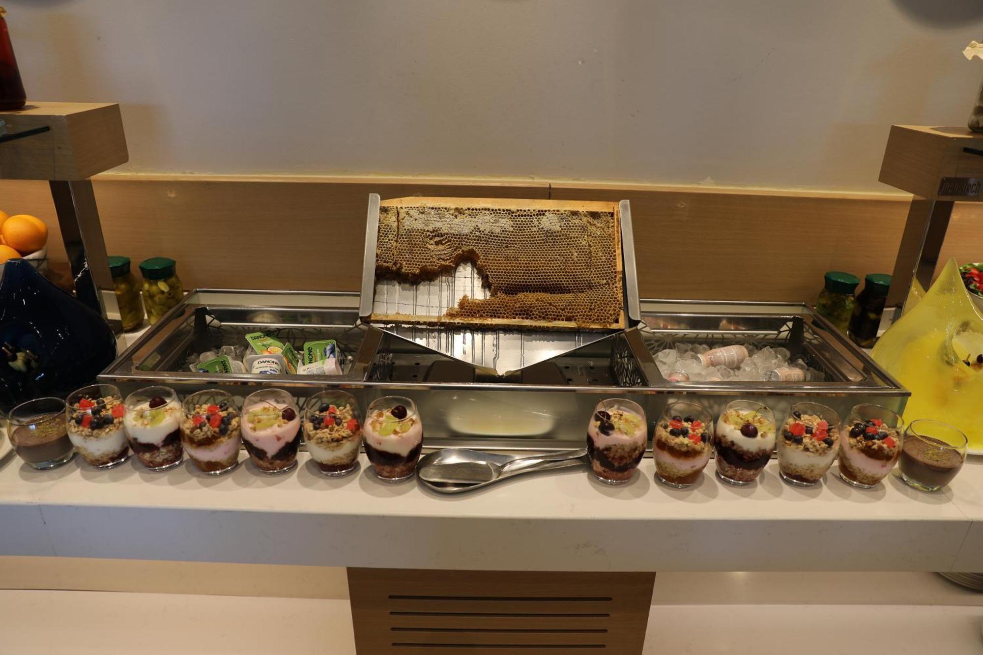 Karavansaray Turkistan Harbour Hotel -Flying Theatre Access Exterior foto Honeycomb and honey at a buffet