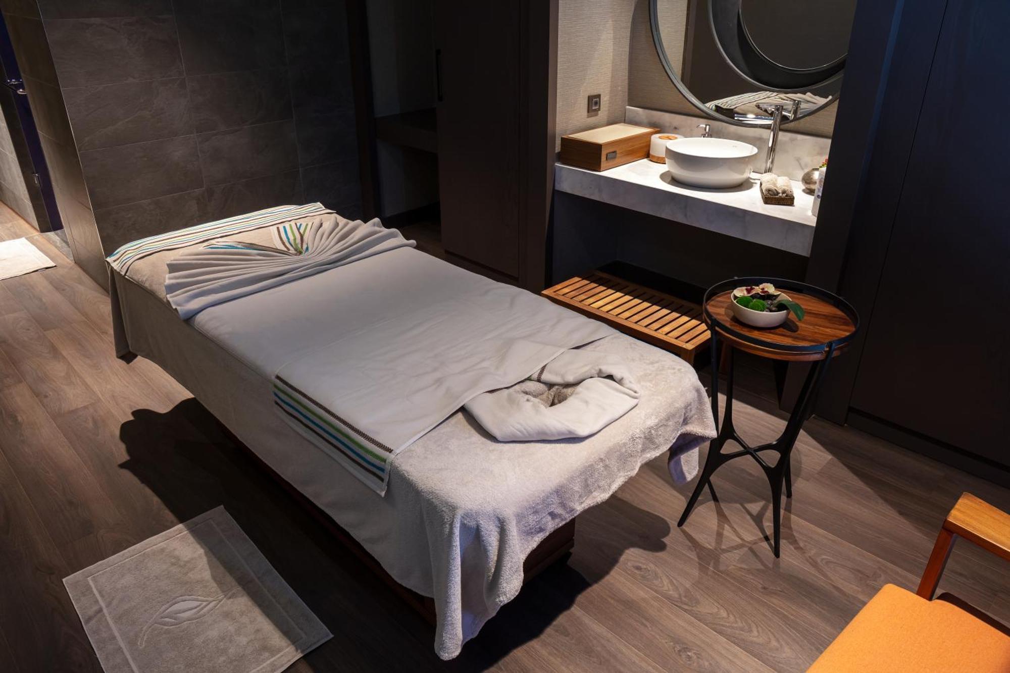 Karavansaray Turkistan Harbour Hotel -Flying Theatre Access Exterior foto Massage bed